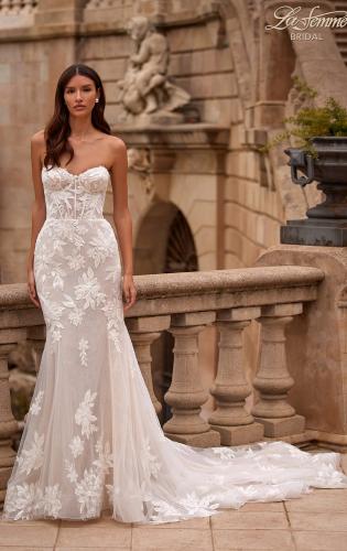 Picture of: Strapless Chic Lace Wedding Dress with Bustier Illusion Bodice in WIINI, Style: B1349, Back Picture