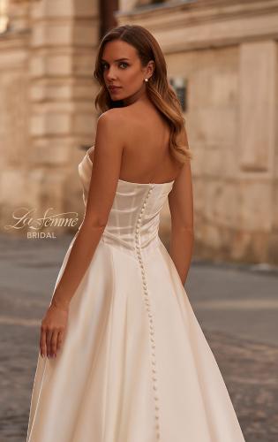 Picture of: Timeless Wedding Dress in Beautiful Organza with a Assymmetrical Neckline in ivory, Style: B1397, Detail Picture 2