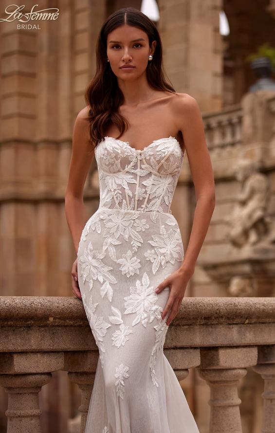 Picture of: Strapless Chic Lace Wedding Dress with Bustier Illusion Bodice in WIINI, Style: B1349, Detail Picture 2