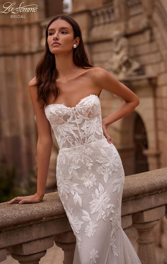 Picture of: Strapless Chic Lace Wedding Dress with Bustier Illusion Bodice in WIINI, Style: B1349, Detail Picture 4
