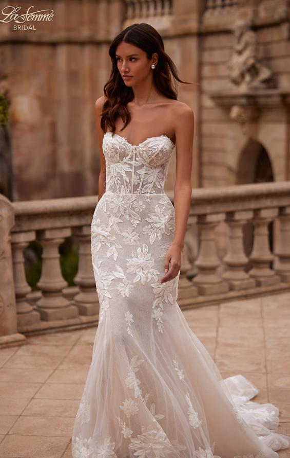 Picture of: Strapless Chic Lace Wedding Dress with Bustier Illusion Bodice in WIINI, Style: B1349, Detail Picture 5